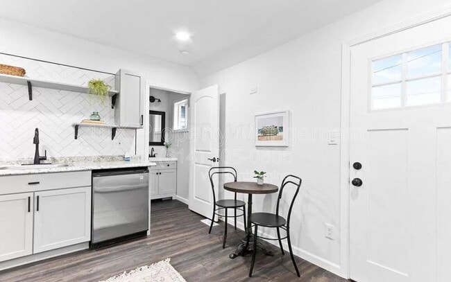 Building Photo - 482 Elsmere St