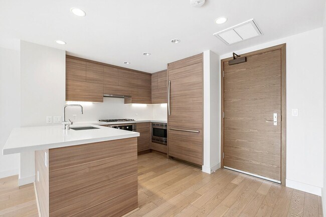 Building Photo - Stellar Denny Triangle Luxury Condo