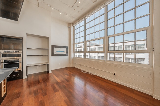 Building Photo - 2600 W 7th St