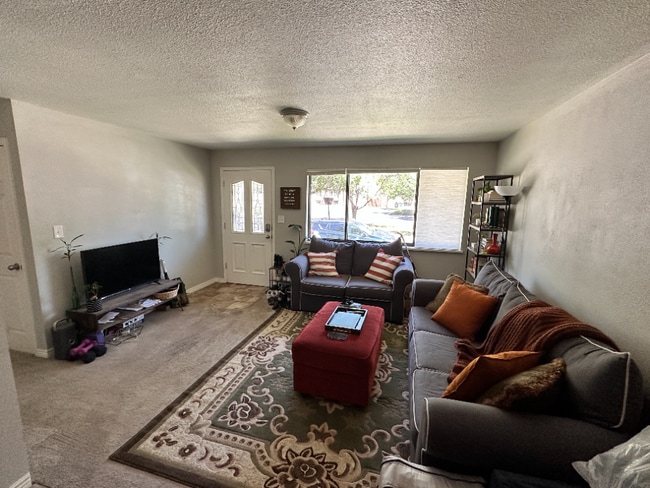 Building Photo - Available December! Cosy duplex in Potter Highlands!