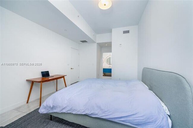 Building Photo - 2678 Tigertail Ave