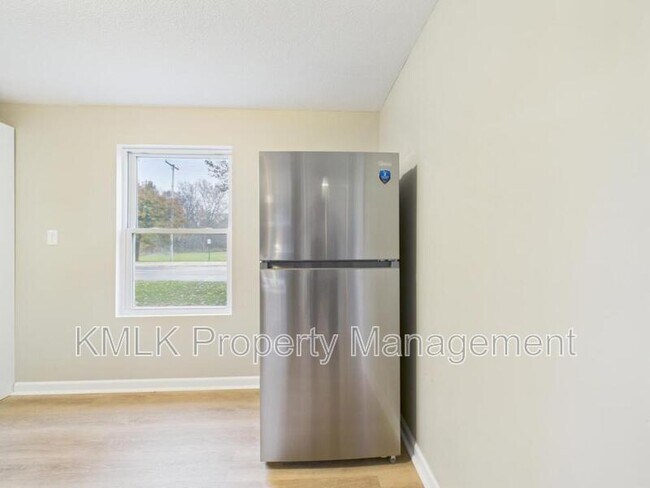 Building Photo - 9042 Maple Grove Rd