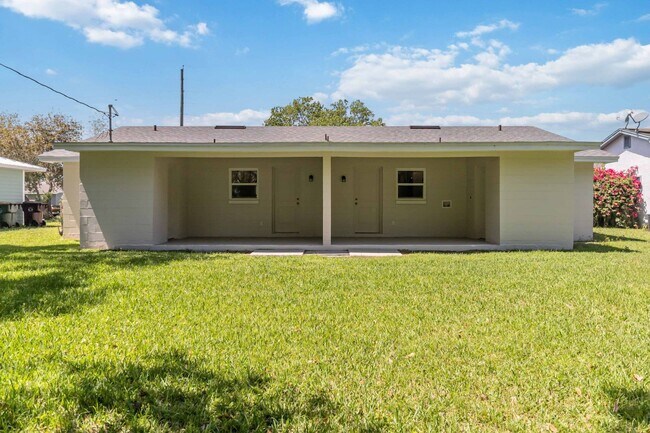Building Photo - MOVE IN SPECIAL-Beautiful Newly Renovated 2/1 Duplex in St. Cloud Close To Lakefront