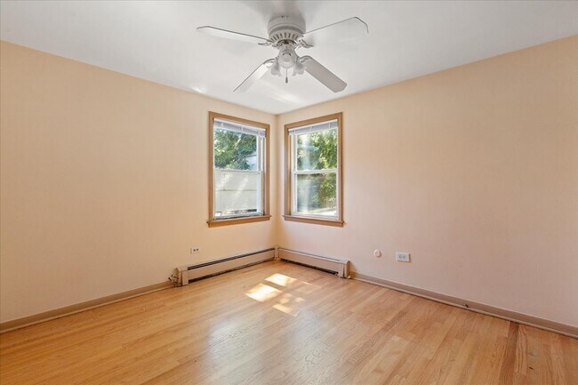 Building Photo - 2650 W Touhy Ave