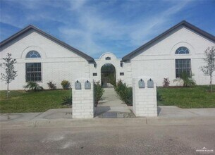 Building Photo - 6 W Candlelight Ln