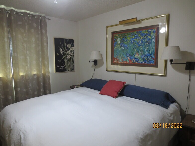 Building Photo - 2224 W Foothills Dr