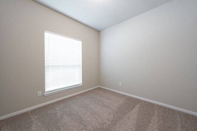 Building Photo - Spacious 4 Bedroom Home in South Temple – ...