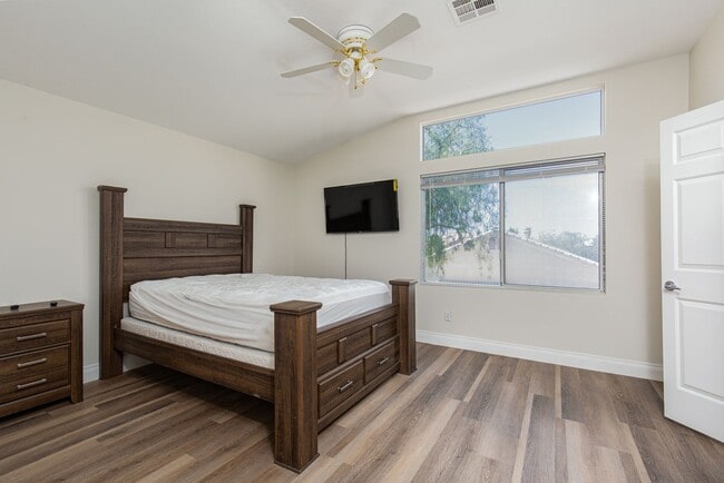 Building Photo - Recently renovated 4 br home in the Southwest