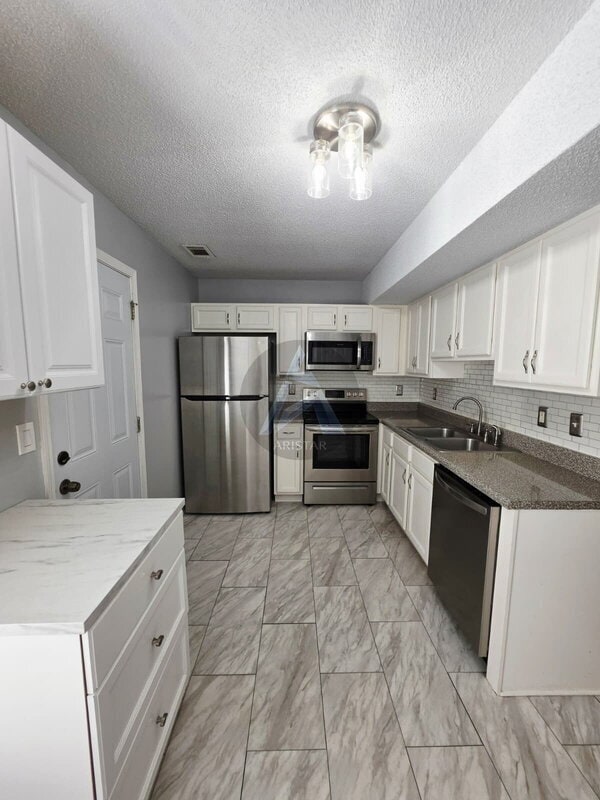 Building Photo - 17 Middlebrook Dr