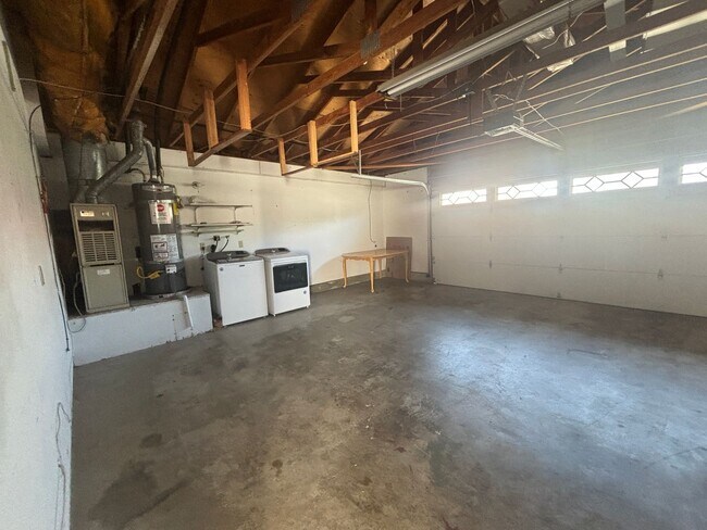 Building Photo - Light and Bright 3 Bedroom 2 Bath Oceanside Home!