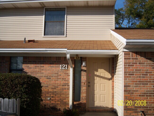 Primary Photo - 121 Classic Manor Ct