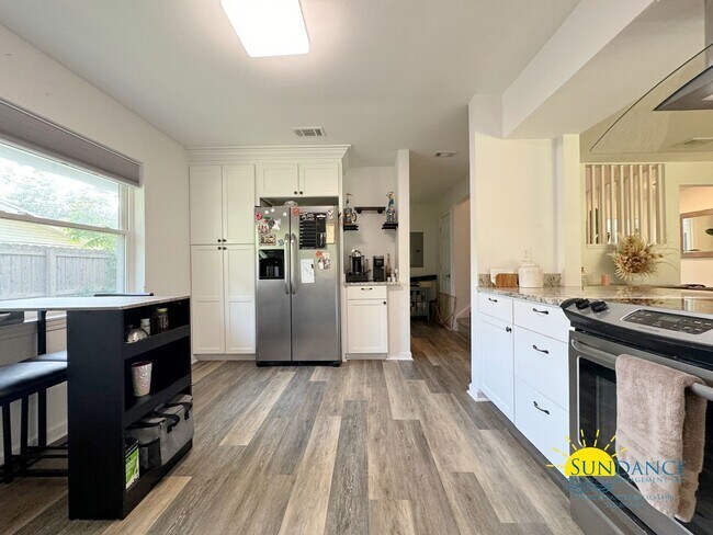 Building Photo - Stunning 3 Bedroom Home near Hurlburt Fiel...