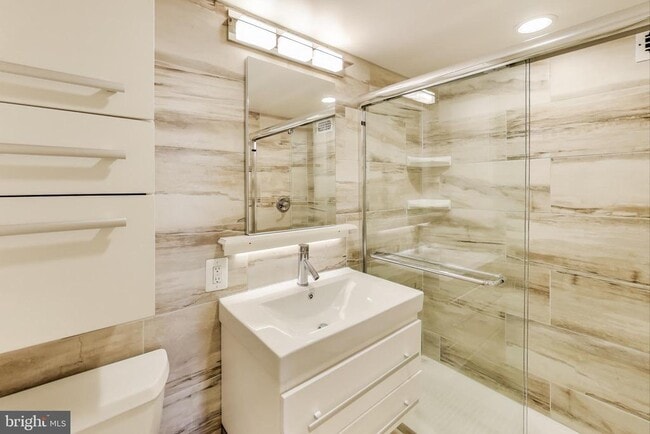 Building Photo - 4 Monroe St