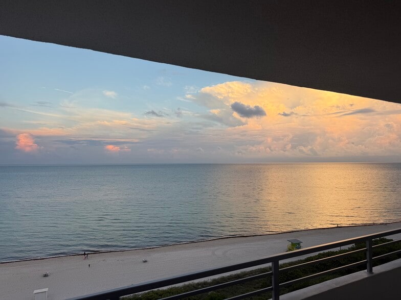 Balcony - Stunning Sunset View - 5555 Collins Ave