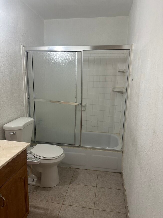 Building Photo - 710 Hill Dr