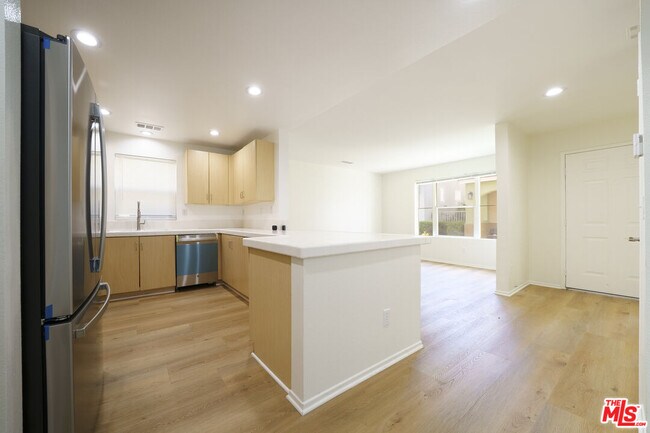 Building Photo - 121 Cancion Way