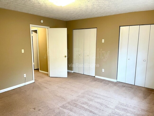 Building Photo - 145 Meadowbrook Ct