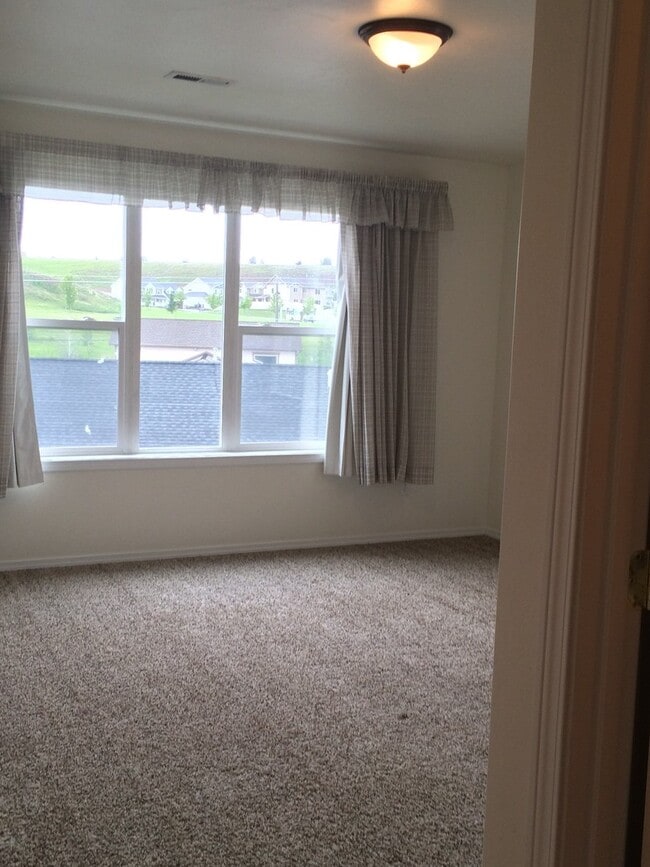Building Photo - 3 Bed, 2.5 Bath on Sunnyside Hill!