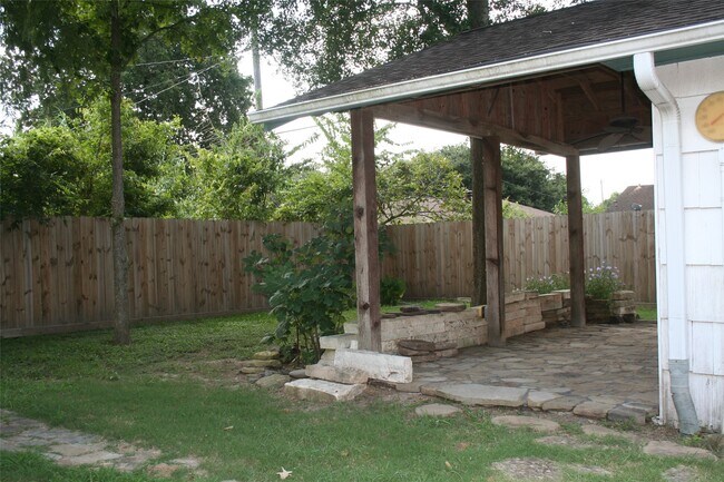 Building Photo - 7518 El Rancho St