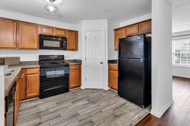 Building Photo - Townhome close to Brentwood and Antioch -A...