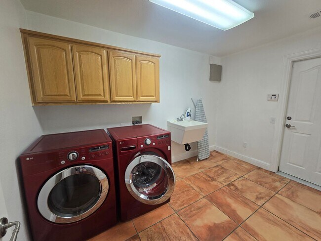 Building Photo - Beautiful, Huge 3 Bedroom in JT!!