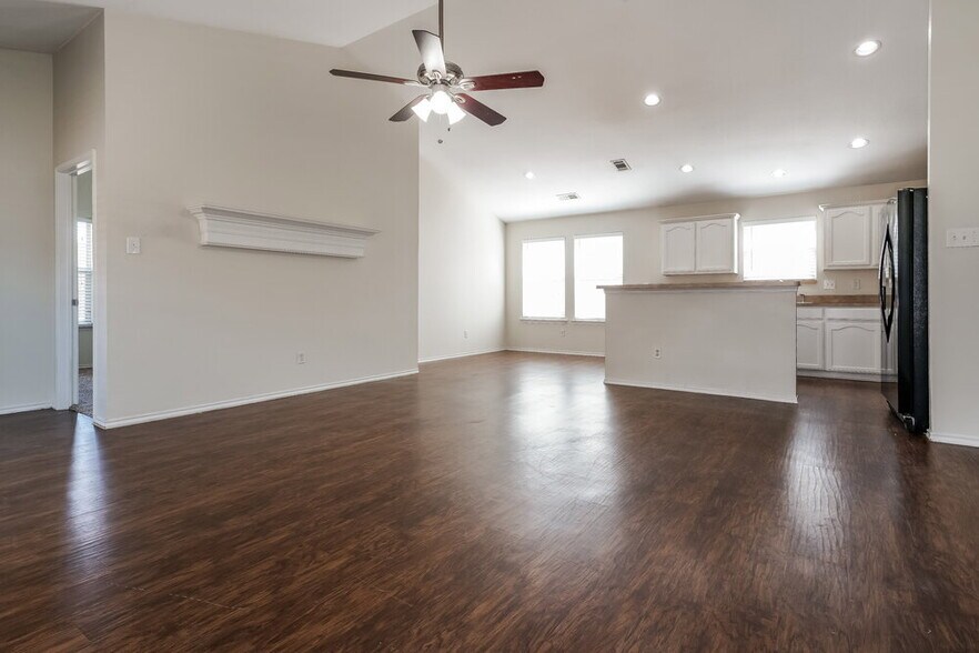 Building Photo - 913 Honey Locust Ln