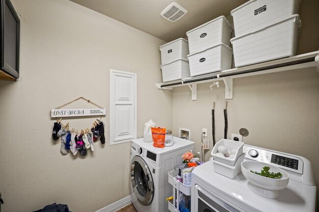 Building Photo - 5527 Mangrove Creek Ln
