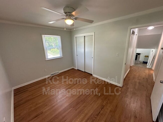 Building Photo - 7219 Ridge Ave