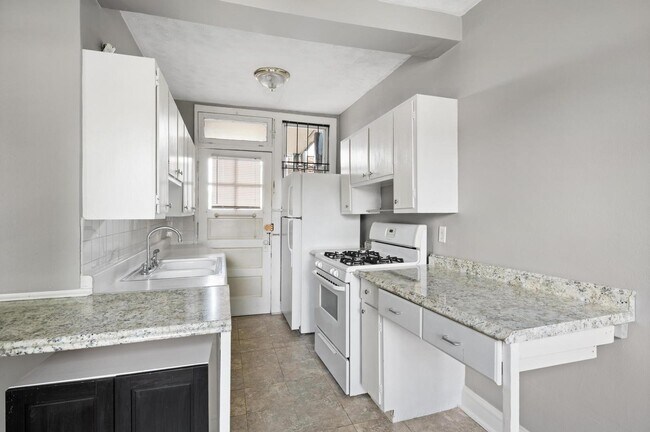 Building Photo - 3725 W Cornelia Ave