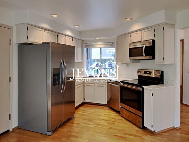Building Photo - Fabulous 2 Bedrooms, 2 Bathroom, Top-Floor Condo in Klahanie