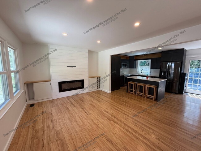 Building Photo - 2707 Stratford Dr