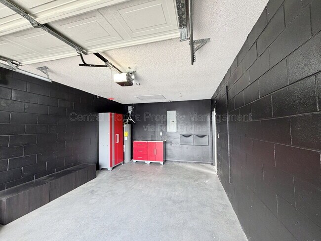 Building Photo - 10227 Comfort Cir