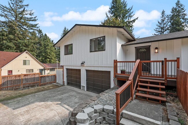 Building Photo - Home with private Long Lake community beac...
