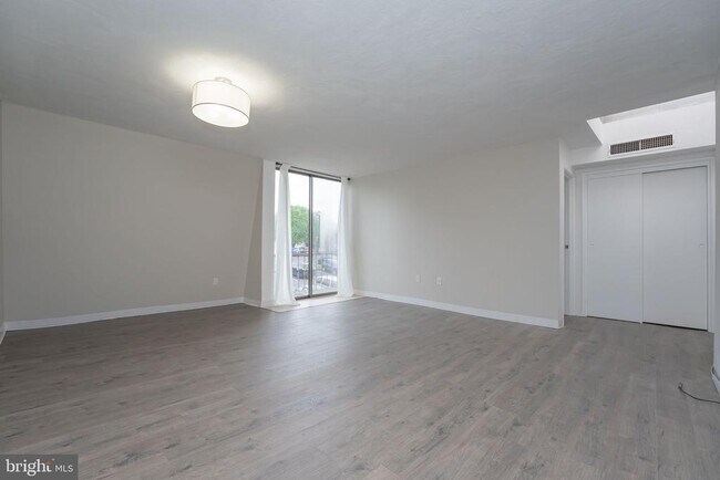 Building Photo - 2134 Forest Ln