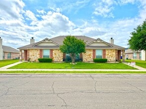 Building Photo - Salem Way Luxury Townhomes