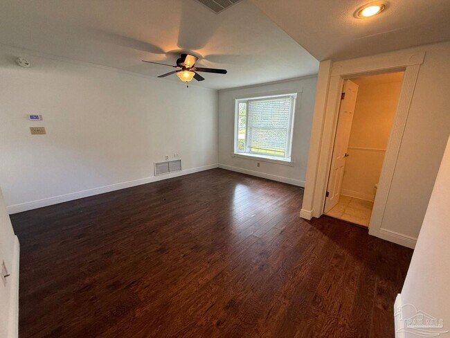Building Photo - 905 Poinciana Dr