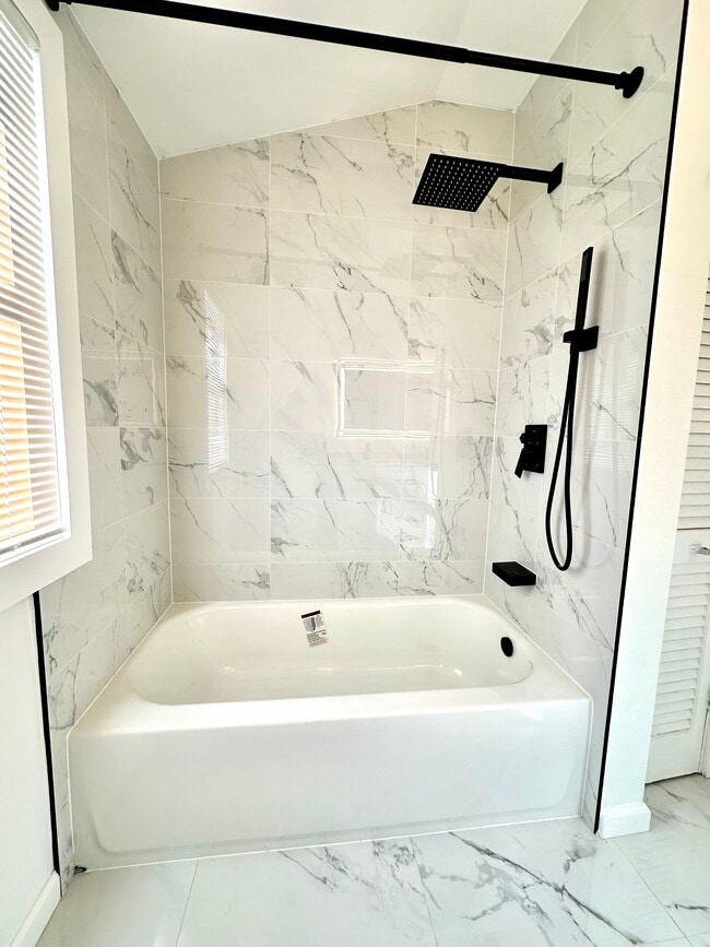 Building Photo - 23 Beecher Pl