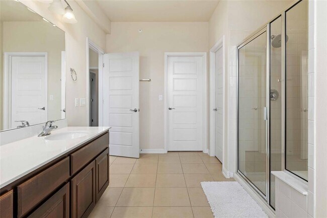 Building Photo - 6814 E Riverside Dr