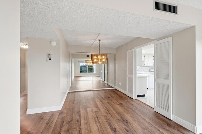 Building Photo - 4158 Inverrary Dr