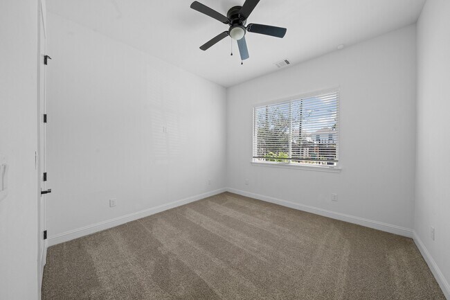 Building Photo - 2307 Wipprecht St