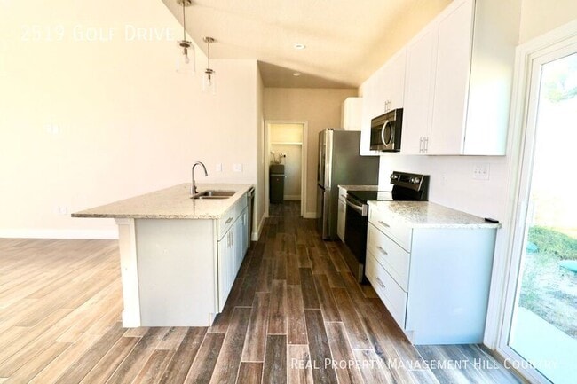 Building Photo - 2519 Golf Dr