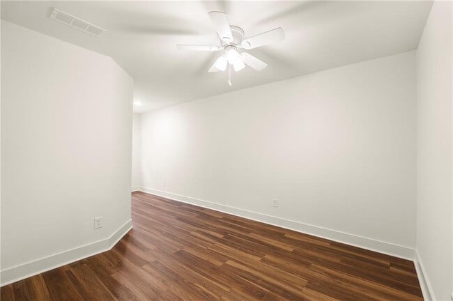 Building Photo - 1833 Edgehill Dr