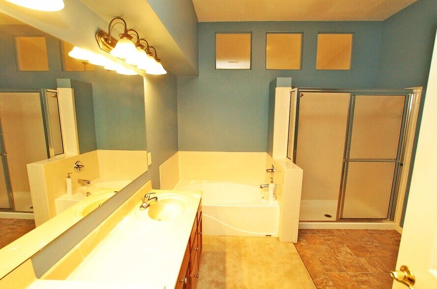 Master bath 1 - 4333 Marival Way
