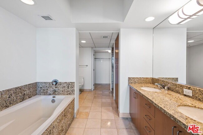 Building Photo - 13700 Marina Pointe Dr