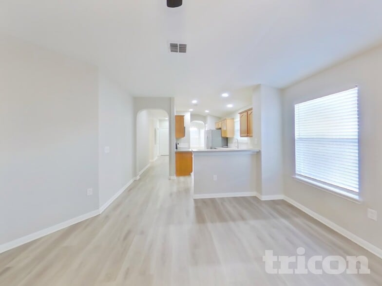 Building Photo - 6614 Cougar Village