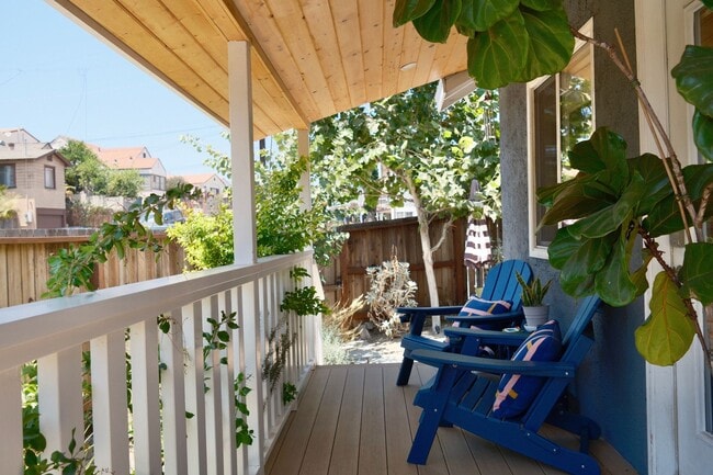 Building Photo - Charming 3bed/2 Bath Private Gated Main House with Vaulted Ceilings, Parking, and Laundry in the ...