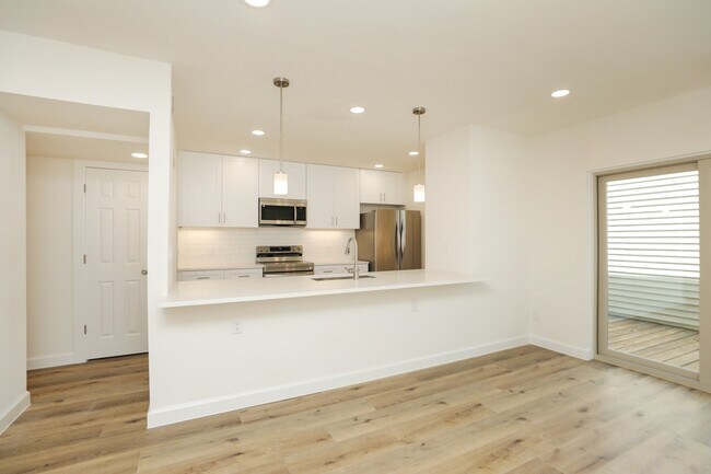 Building Photo - 2050 Augusta Dr