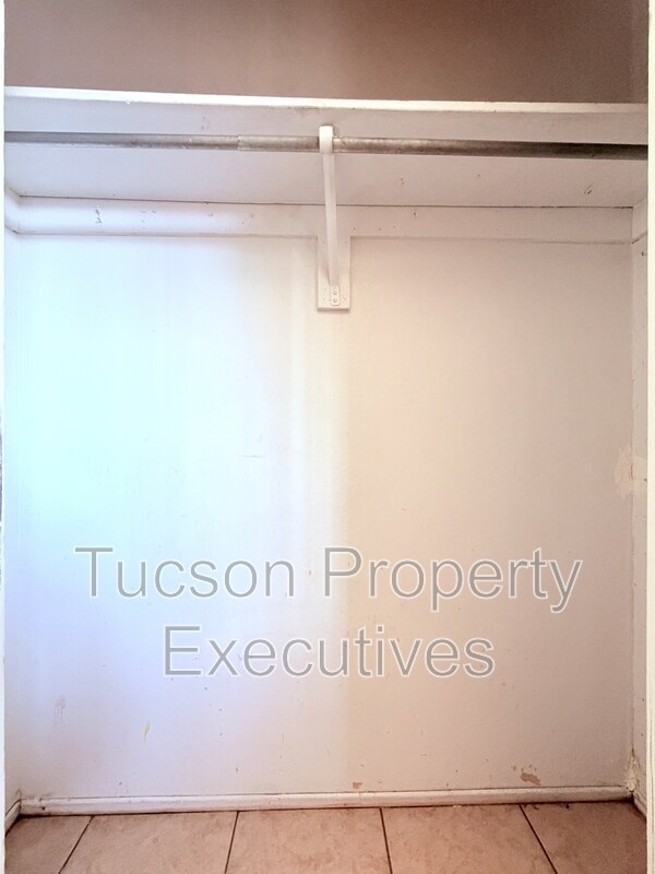 Building Photo - 3626 E Sylvane St