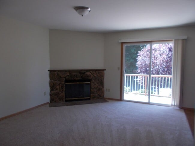 Building Photo - 2BR 1 BA Kirkland Condo! Finn Hill/Juanita Area!