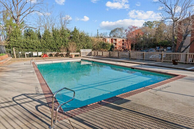 Building Photo - 250 Little St